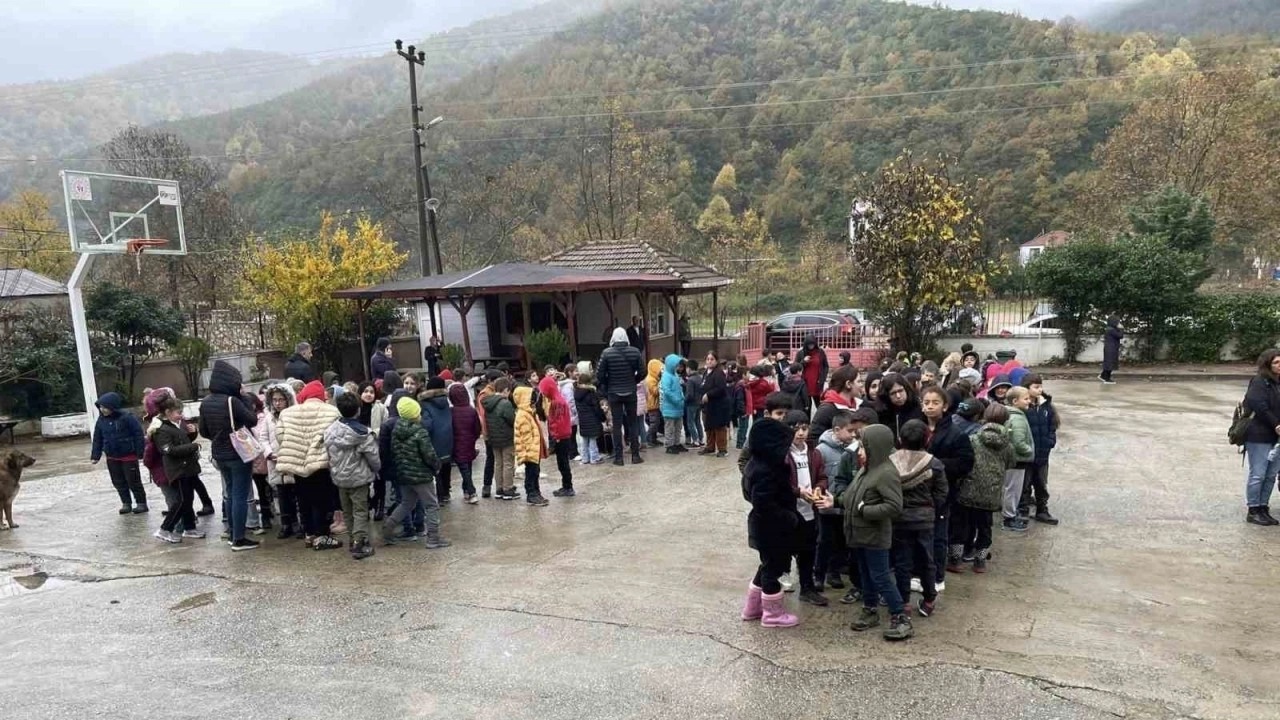 Armutlu’da Deprem Sonrası Okullar Tatil Edildi