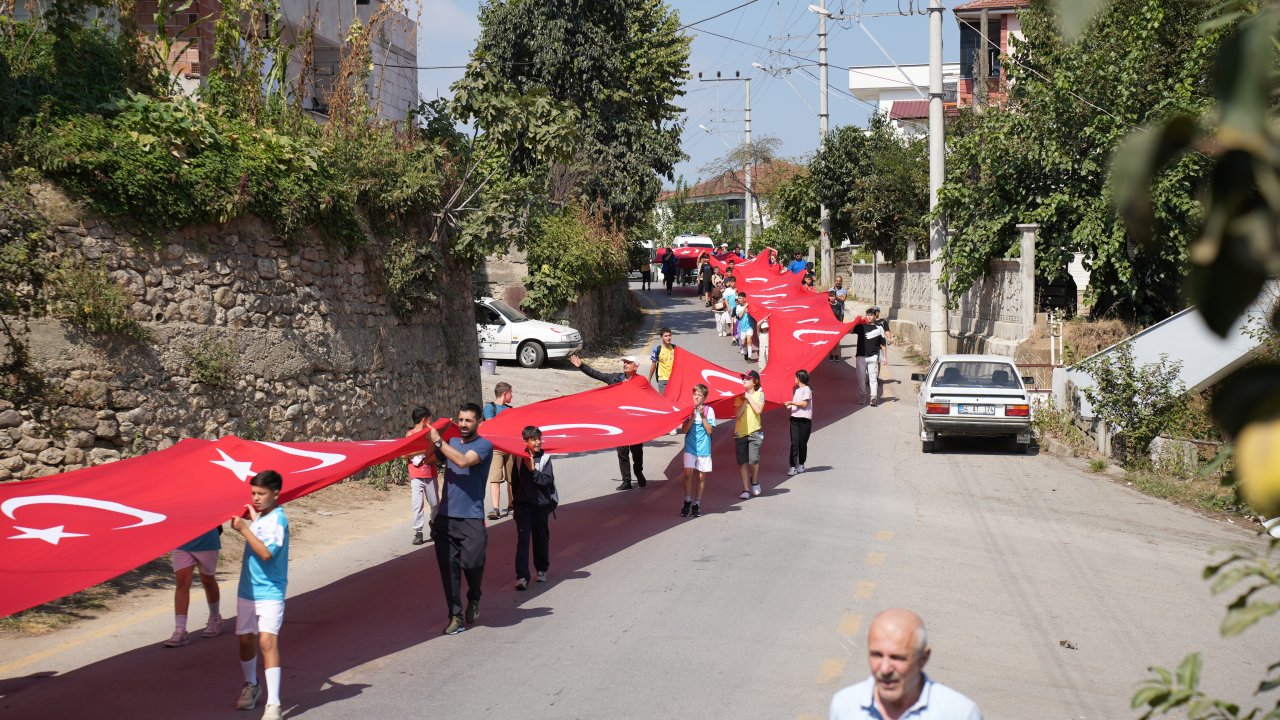 Avrupa Hareketlilik Haftası’nda 100 Metrelik Türk Bayrağı İle Yürüyüş Yapıldı