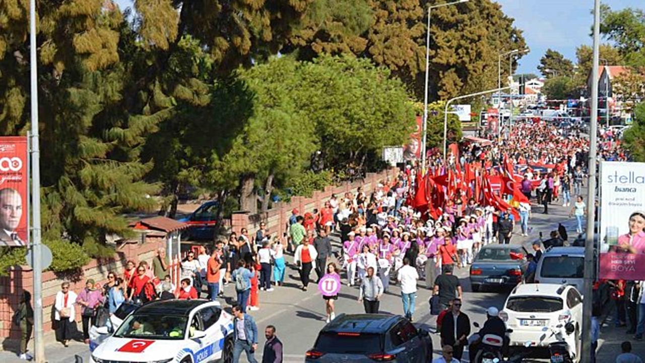 Ayvalık’ta Cumhuriyet Kutlamaları İçin Kortej Yürüyüşü Düzenlendi