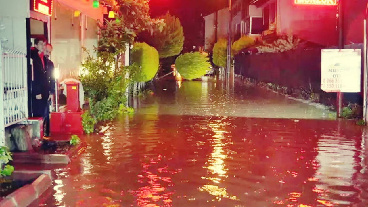 Balıkesir’de Sağanak Ve Lodos Hayatı Olumsuz Etkiledi