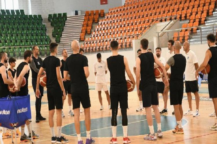 Basketbol kadrosu Çayırova’da dönemi açtı