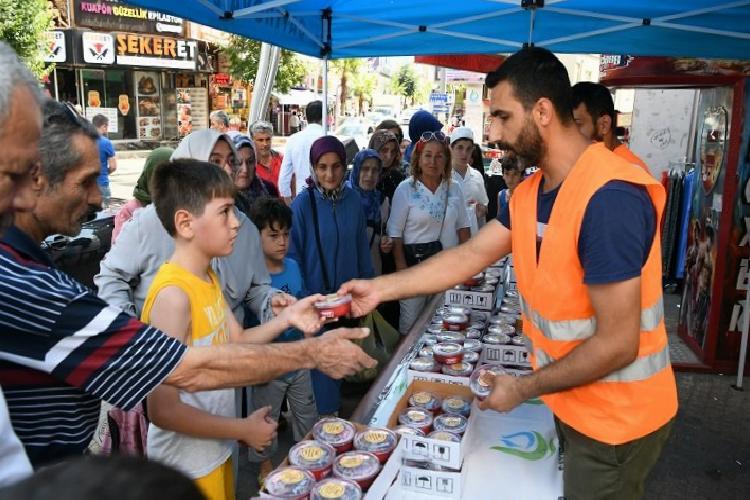 Belediye gruplarından Çayırovalılara aşure ikramı