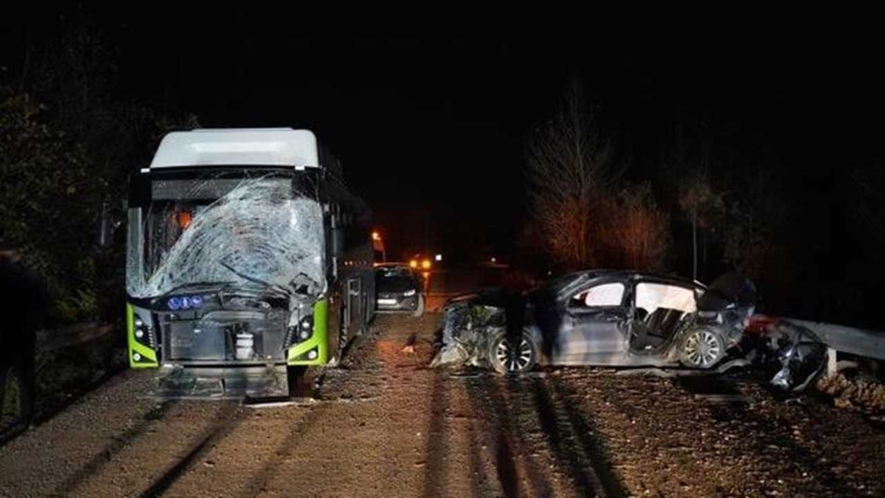 Belediye Otobüsü İle Otomobil Çarpıştı: 1 Ölü 2 Yaralı