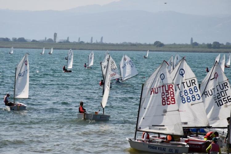 Bursa İznik Gölü’nde heyecan dolu yarış