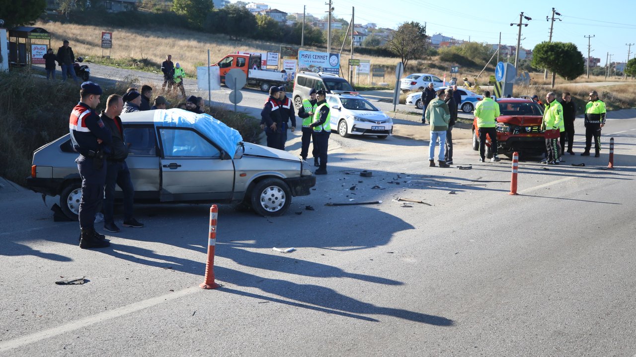 Çanakkale’de İki Otomobil Çarpıştı