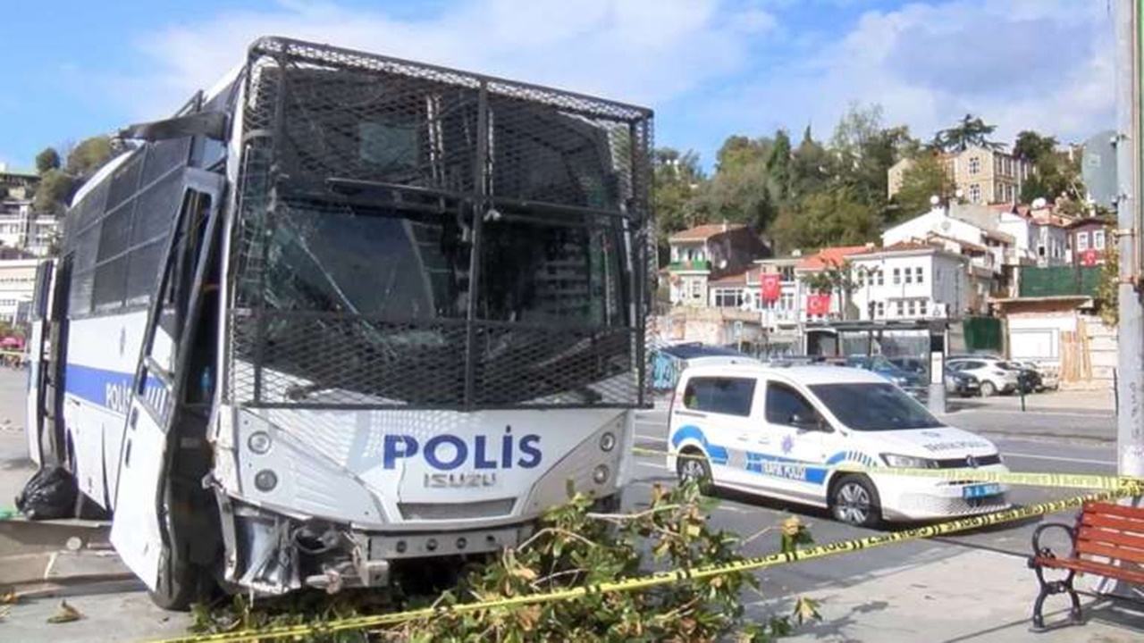 Çevik Kuvvet Otobüsü Otomobil İle Çarpıştı: 2 Polis Memuru Yaralandı