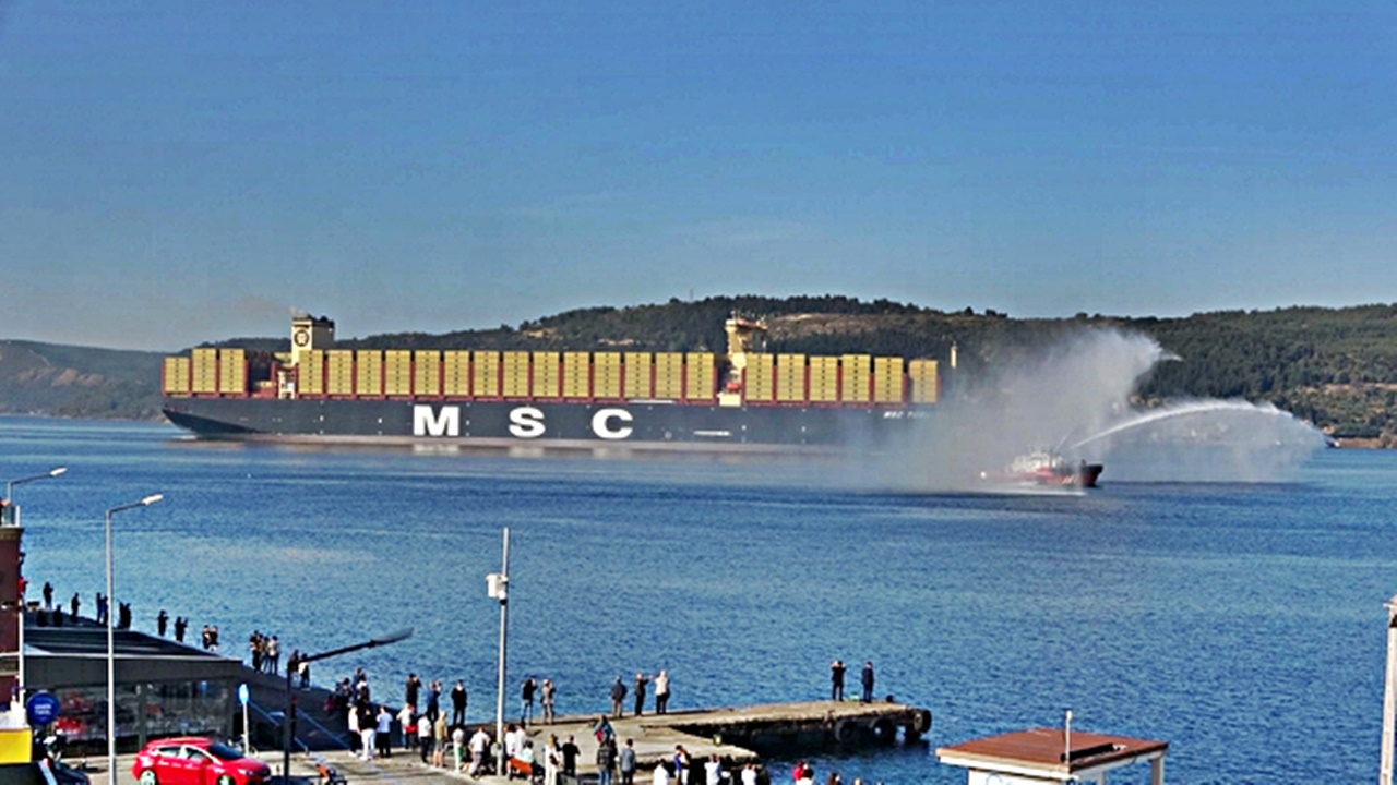 Dünyanın En Büyük Gemisi “Msc Türkiye” Çanakkale Boğazı’ndan Geçti