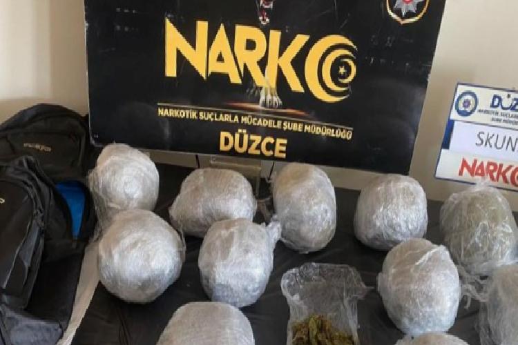 Düzce’de kuşkulu araçtan 6,5 kilo uyuşturucu husus çıktı