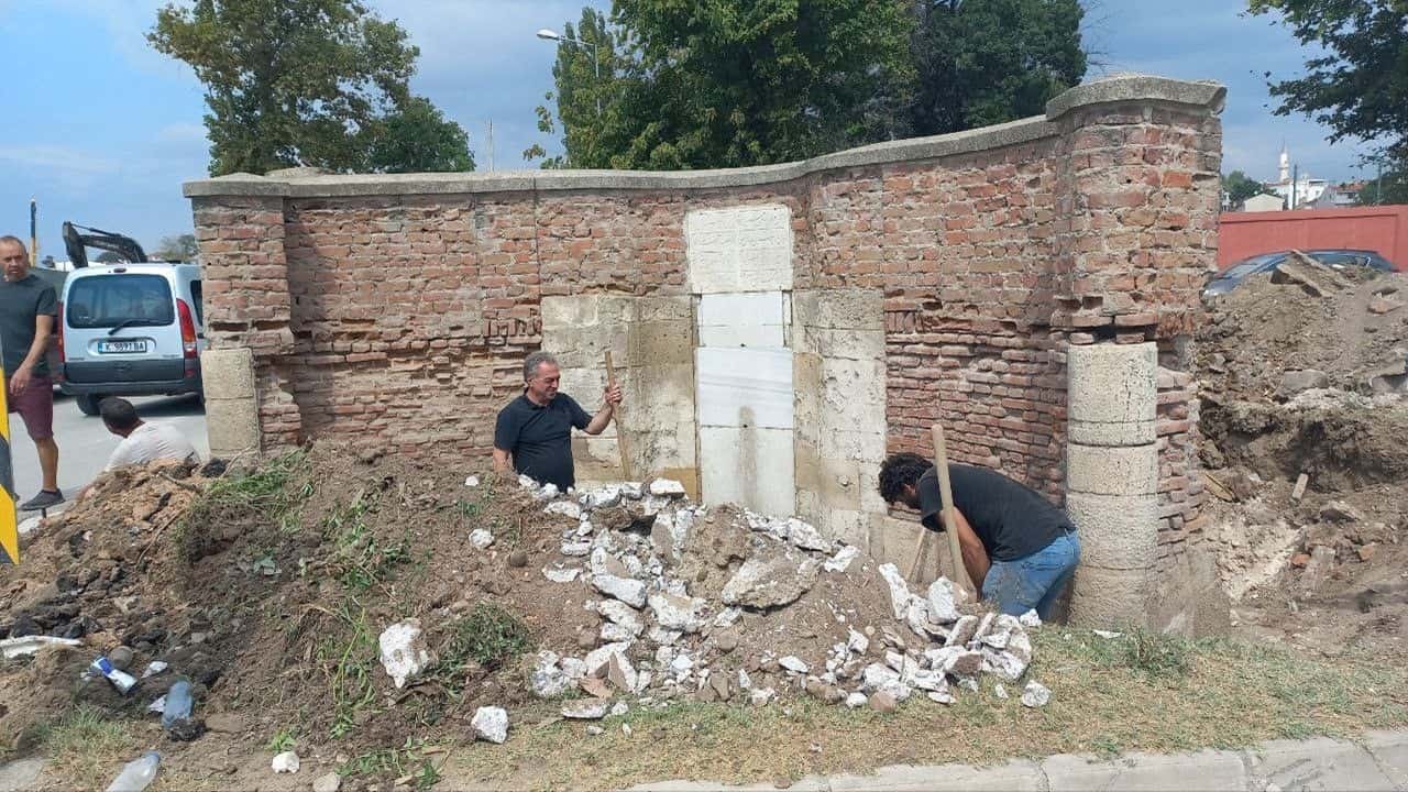 Edirne’de Tarihi Çeşmenin Yol Ortasından Kaldırılma Çalışmaları Devam Ediyor