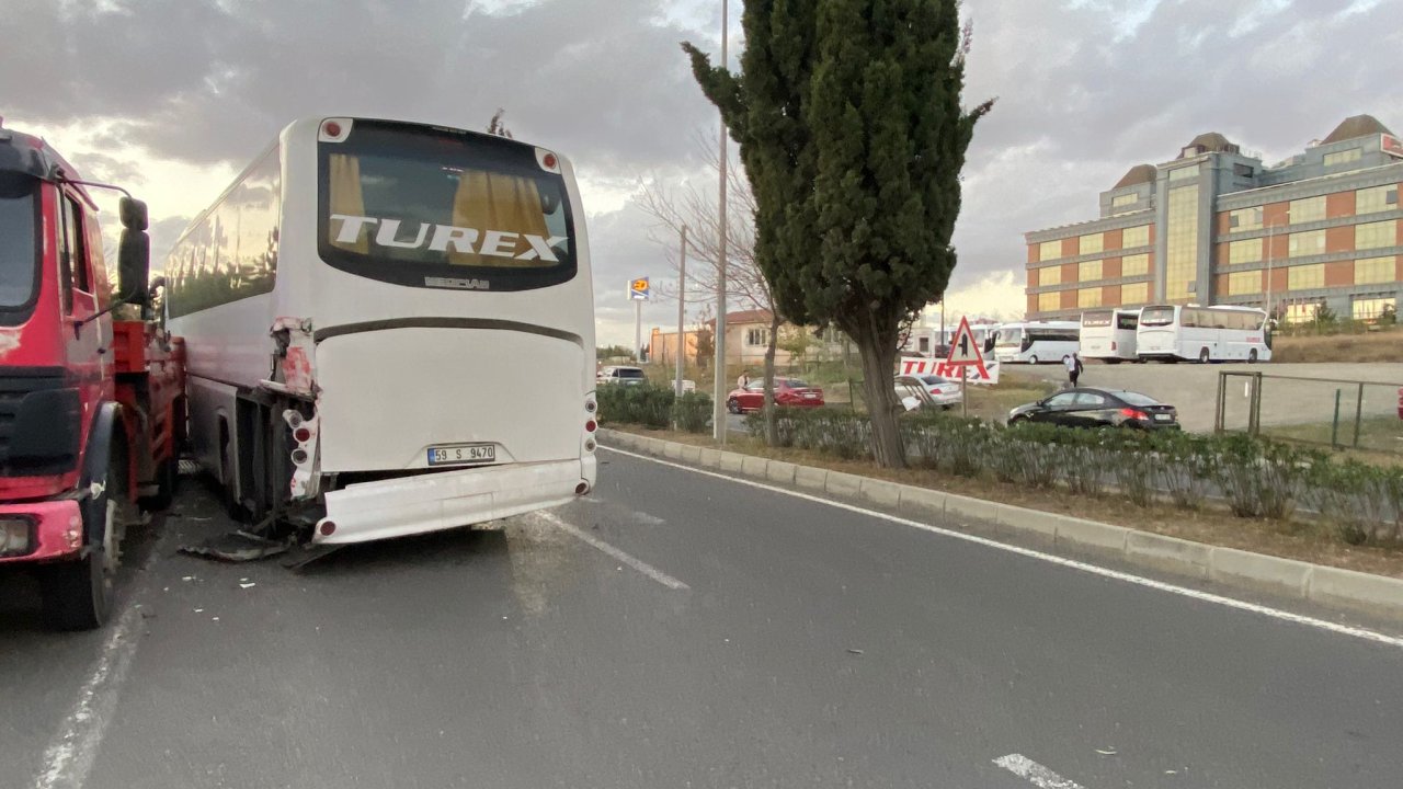 Freni Boşalan Otobüs Önce Otomobile Sonra Da Vince Çarptı