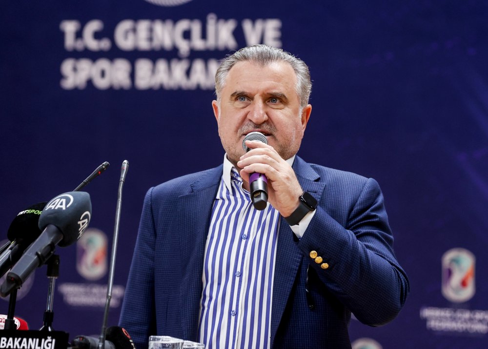 Gençlik ve Spor Bakanı İstanbul'daki Yaz Spor Okulları'nın Kapanışında Genç Sporcularla Buluştu