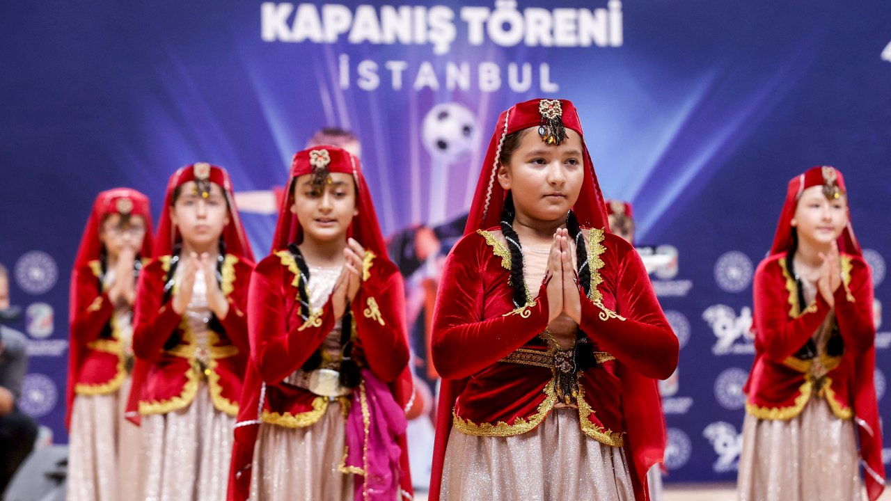 Gençlik ve Spor Bakanı İstanbul’daki Yaz Spor Okulları’nın Kapanışında Genç Sporcularla Buluştu