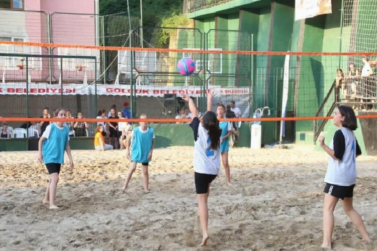 Gölcük’te plaj voleybolu başlıyor