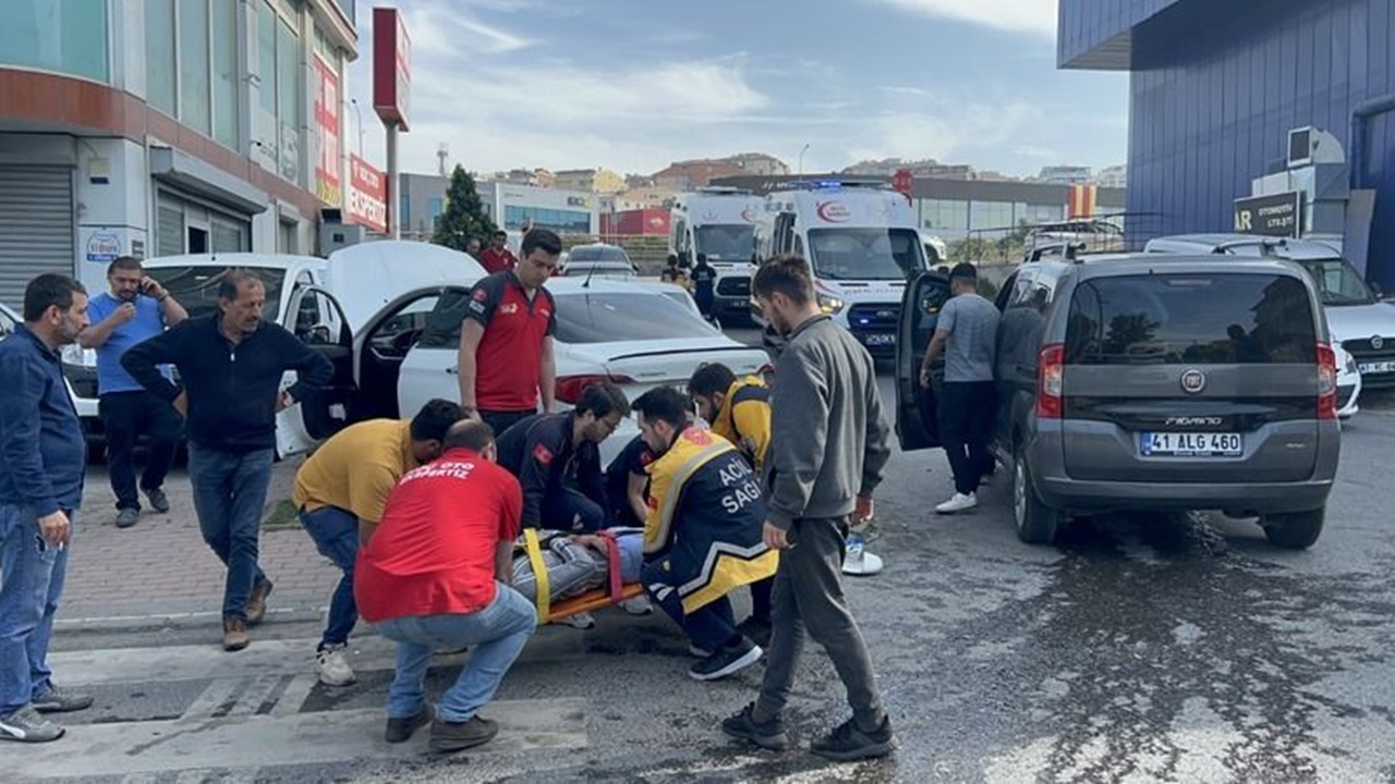 Hafif Ticari Araçla Otomobil Çarpıştı: 1 Kişi Yaralandı