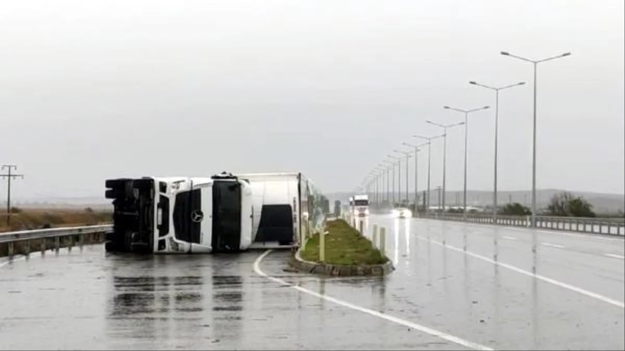 İpsala’da Rüzgarın Etkisiyle Tır Devrildi