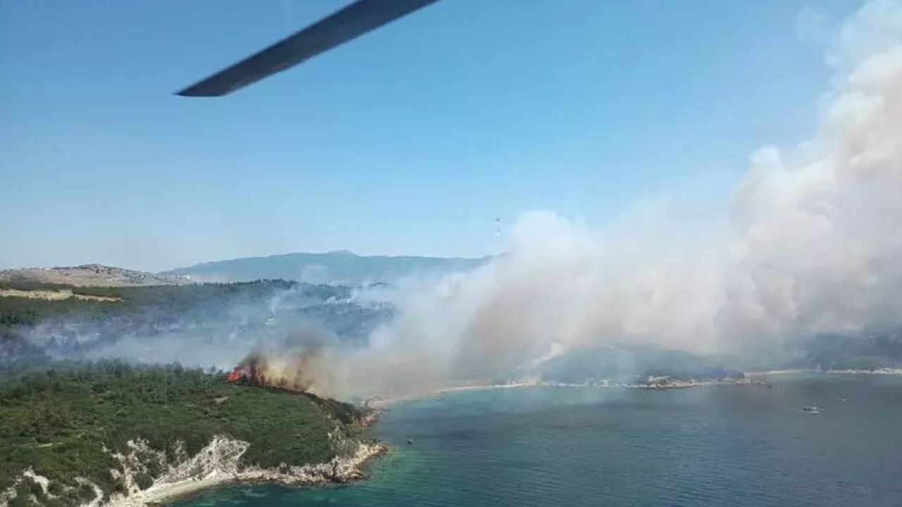 İzmir Aliağa’da Çıkan Yangın Sonucu Vatandaşlar Bölgeden Tahliye Ediliyor