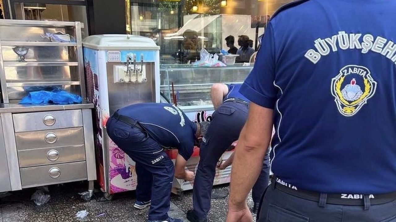 İzmir Basmane’deki Tüm Arapça Tabelalar Sökülmeye Başlandı