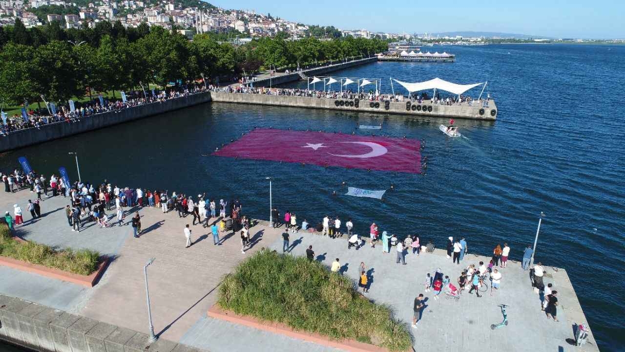 İzmit Körfezi’nde Dev Türk Bayrağı Açıldı