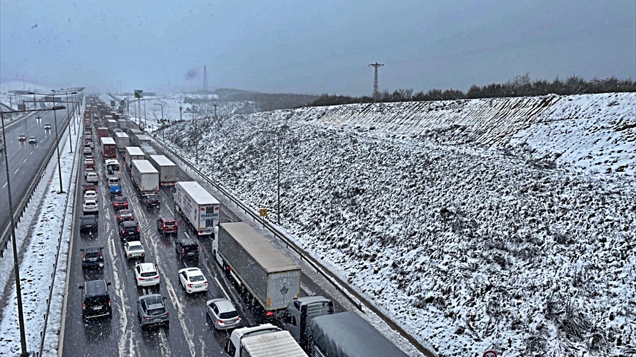 Kar Yağışı, Kuzey Marmara Otoyolu’nda Ulaşımı Aksattı