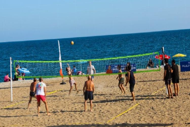 Kıyıda fiyatsız voleybol keyfi