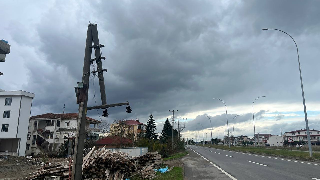 Kocaali’de Kuvvetli Rüzgar Elektrik Direklerini Yıktı