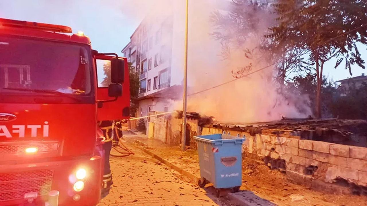 Lüleburgaz’da Metruk Bir Binada Yangın Çıktı