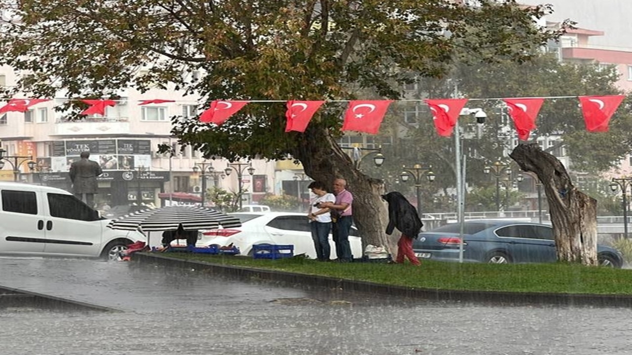 Sağanak Tekirdağ’ı Etkisine Aldı