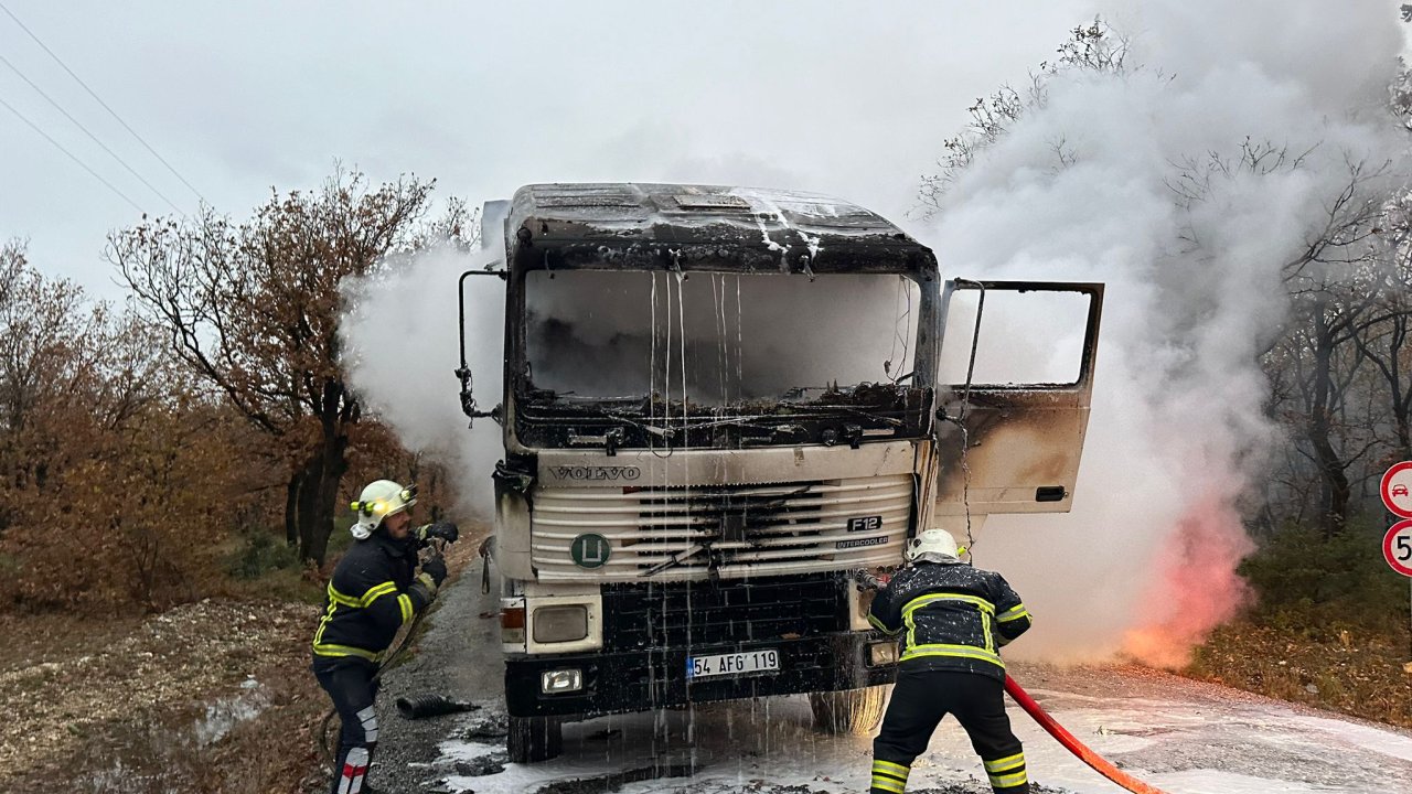 Saman Yüklü Tırda Yangın Çıktı