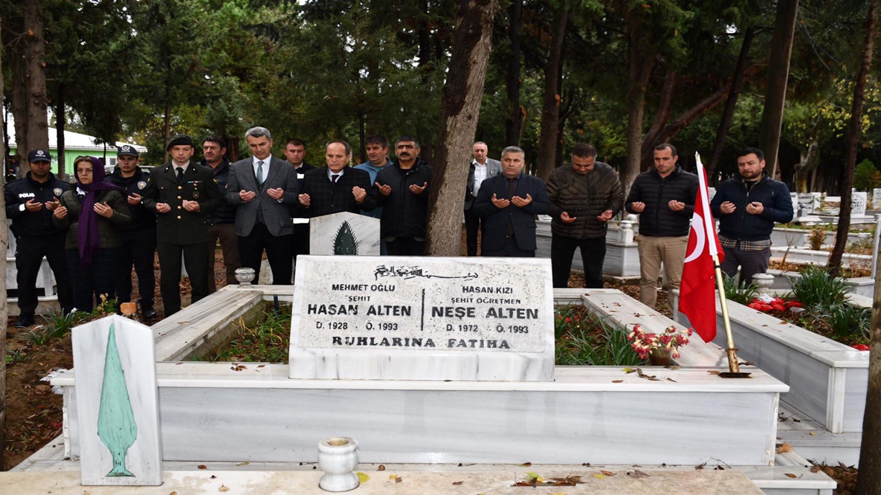 Şehit Öğretmen Neşe Alten Ve Babası Mezarları Başında Anıldı