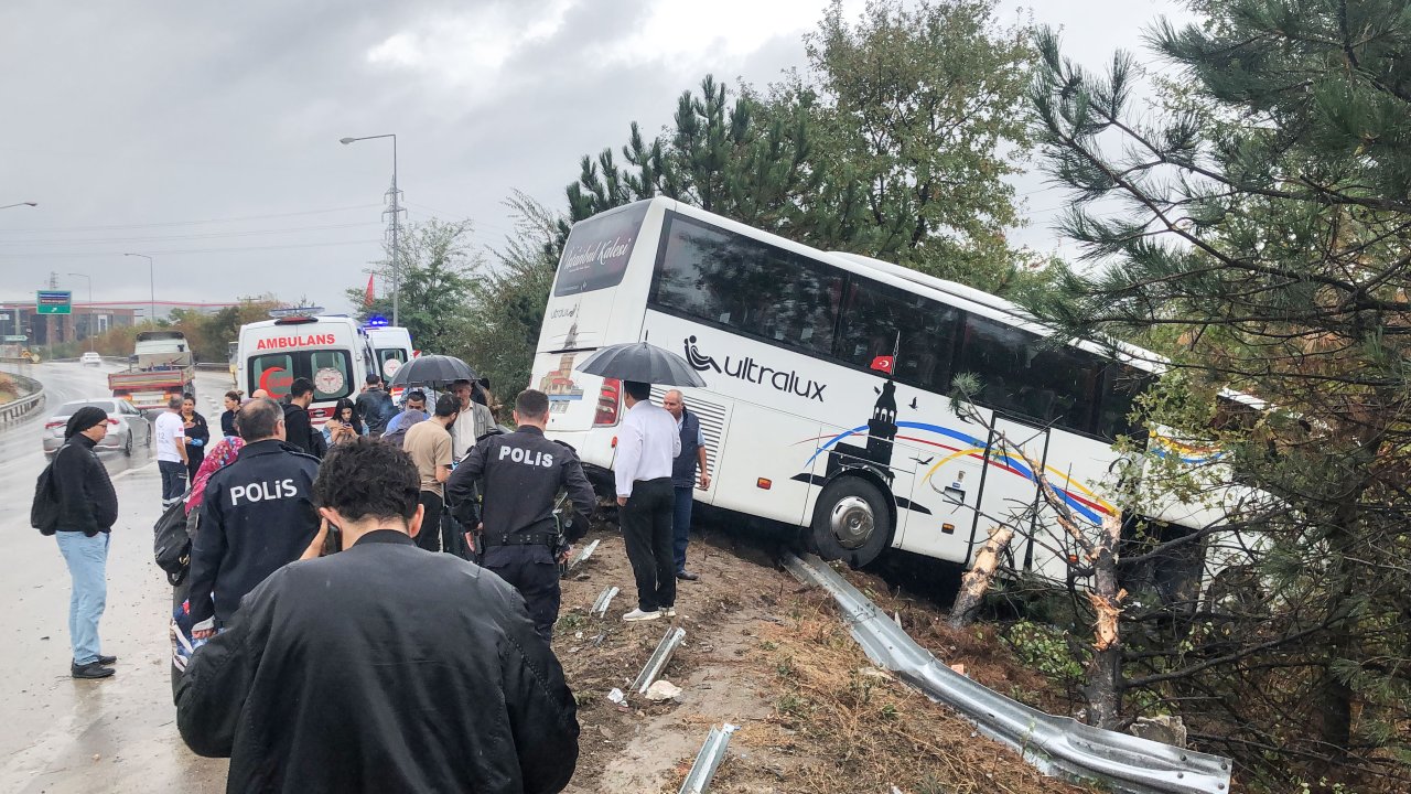 Şiddetli Sağanak Nedeniyle Kontrolden Çıkan Otobüsteki 2 Yolcu Yaralandı