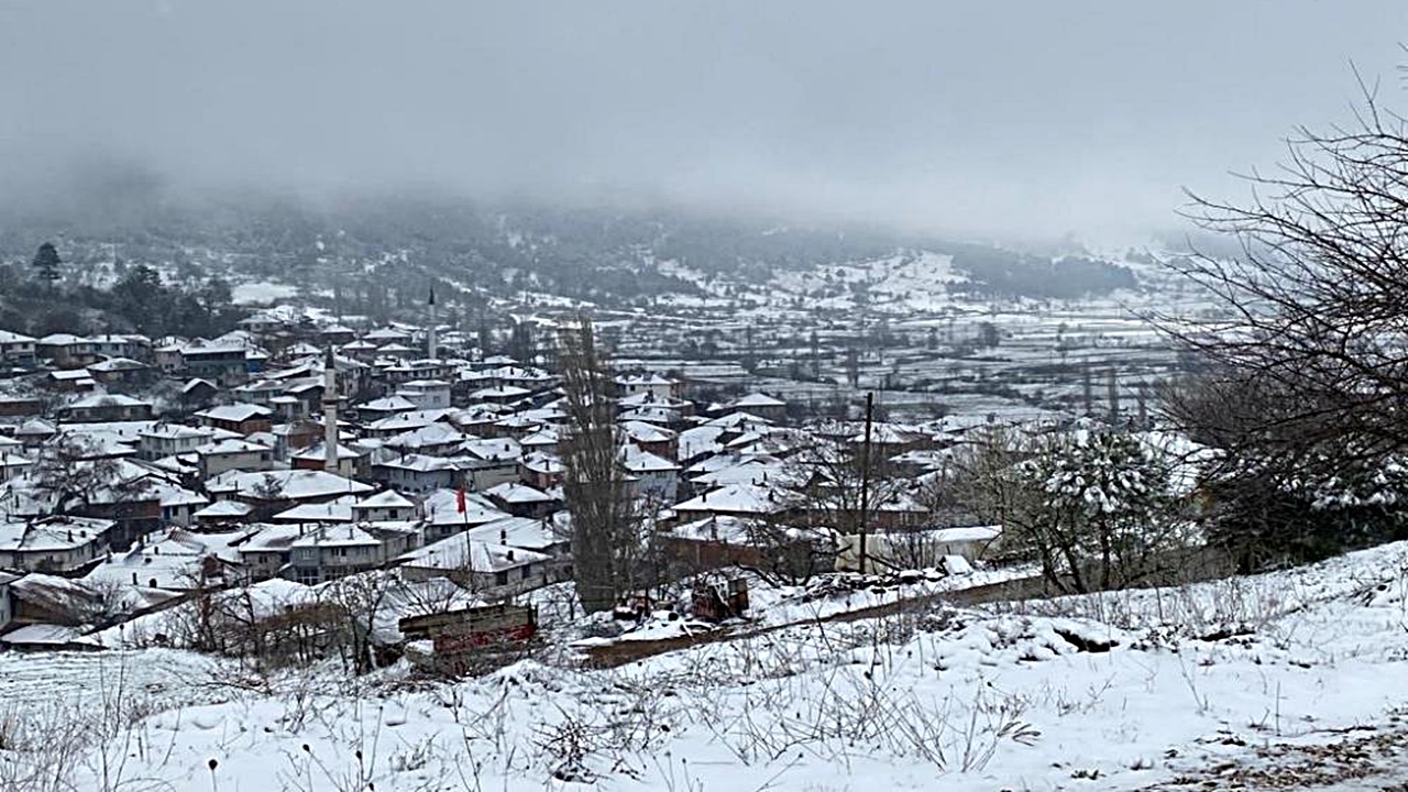 Sındırgı’nın Yüksek Rakımlı Mahallelerinde Sabah Kar Yağışı Başladı