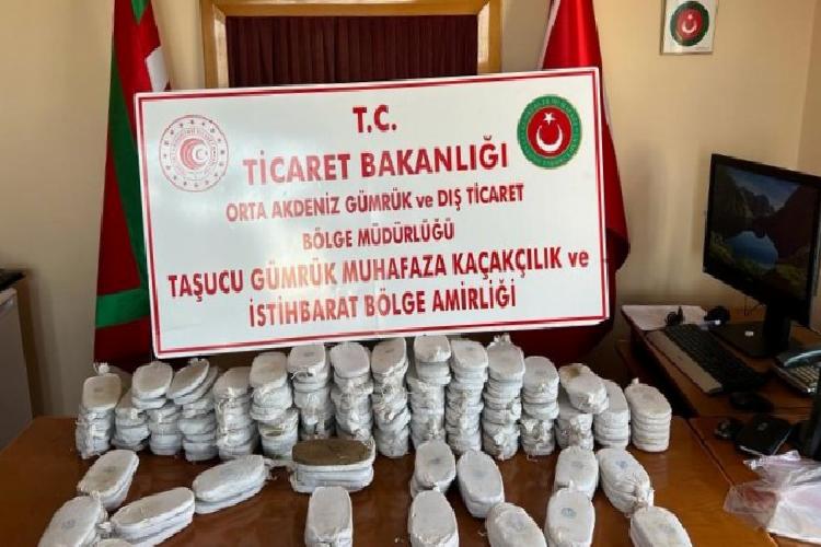 Taşucu Limanı’nda eş vakitli uyuşturucu operasyon