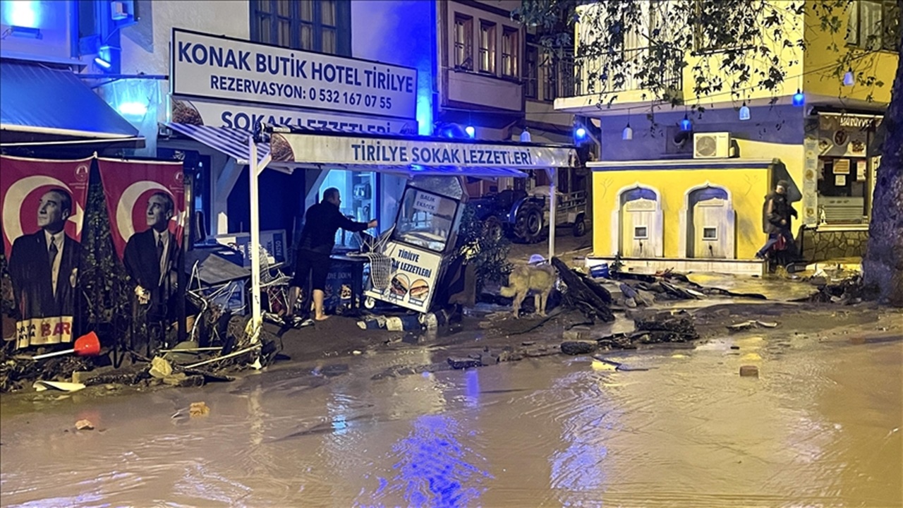 Tirilye’de Sağanak Nedeniyle Araçlar Sürüklendi İş Yerlerini Su Bastı