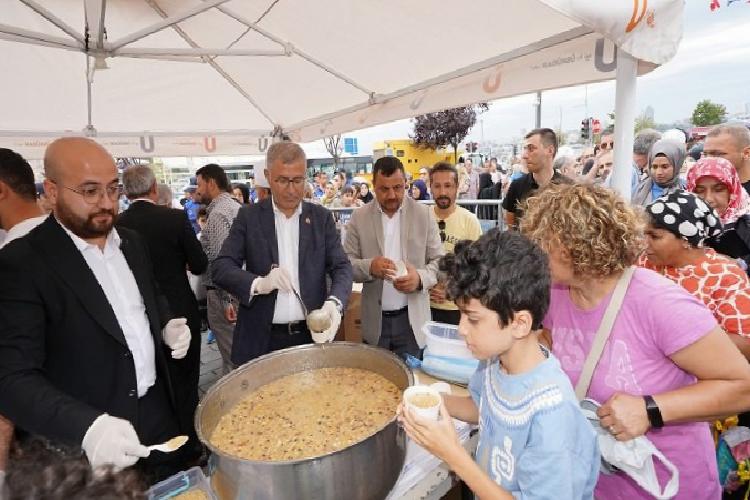 Üsküdar Meydanı’nda 10 bin şahsa aşure