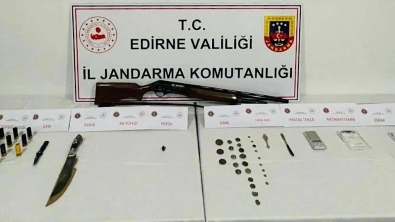 Uyuşturucu İddiasıyla Aranan Zanlının Evinde Tarihi Değer Taşıyan Eşyalar Bulundu