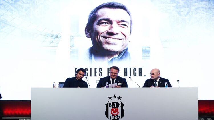 Beşiktaş'ta teknik direktörlük görevine getirilen Hollandalı çalıştırıcı Giovanni van Bornckhorst için kulüp başkanı Hasan Arat'ın da katılımıyla Tüpraş Stadı'nda imza töreni düzenlendi.  ( Hakan Akgün - Anadolu Ajansı )