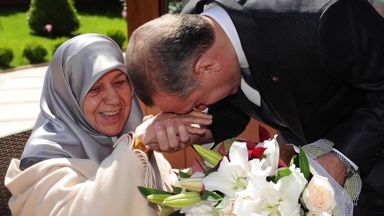 Cumhurbaşkanı Erdoğan annesinin elini öperken