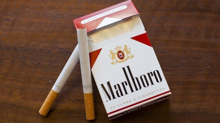 Marlboro sigara paketi ve 2 adet sigara