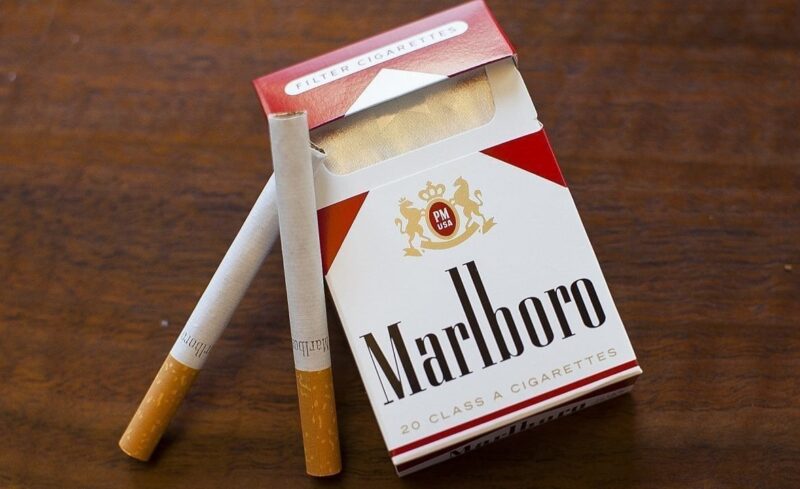 Marlboro sigara paketi ve 2 adet sigara