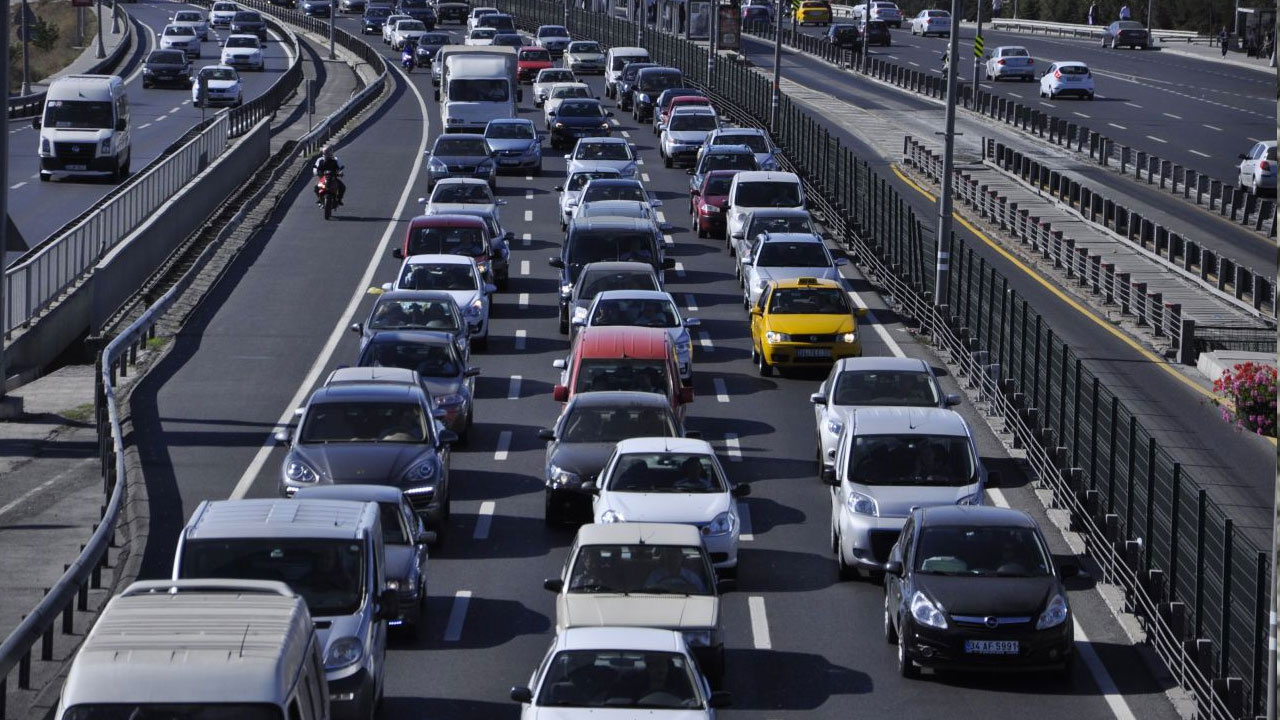 Trafikte seyir halinde olan araçlar