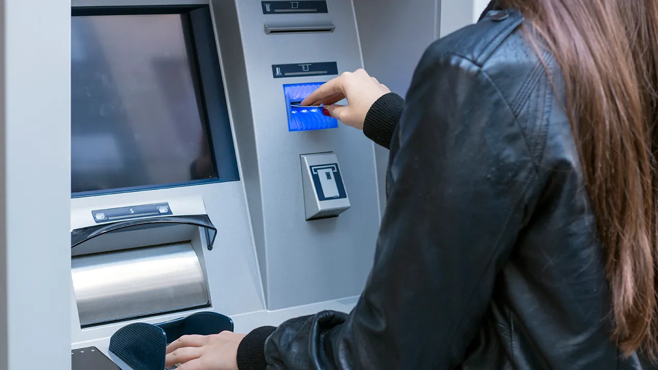 ATM'den para çeken bir kişi