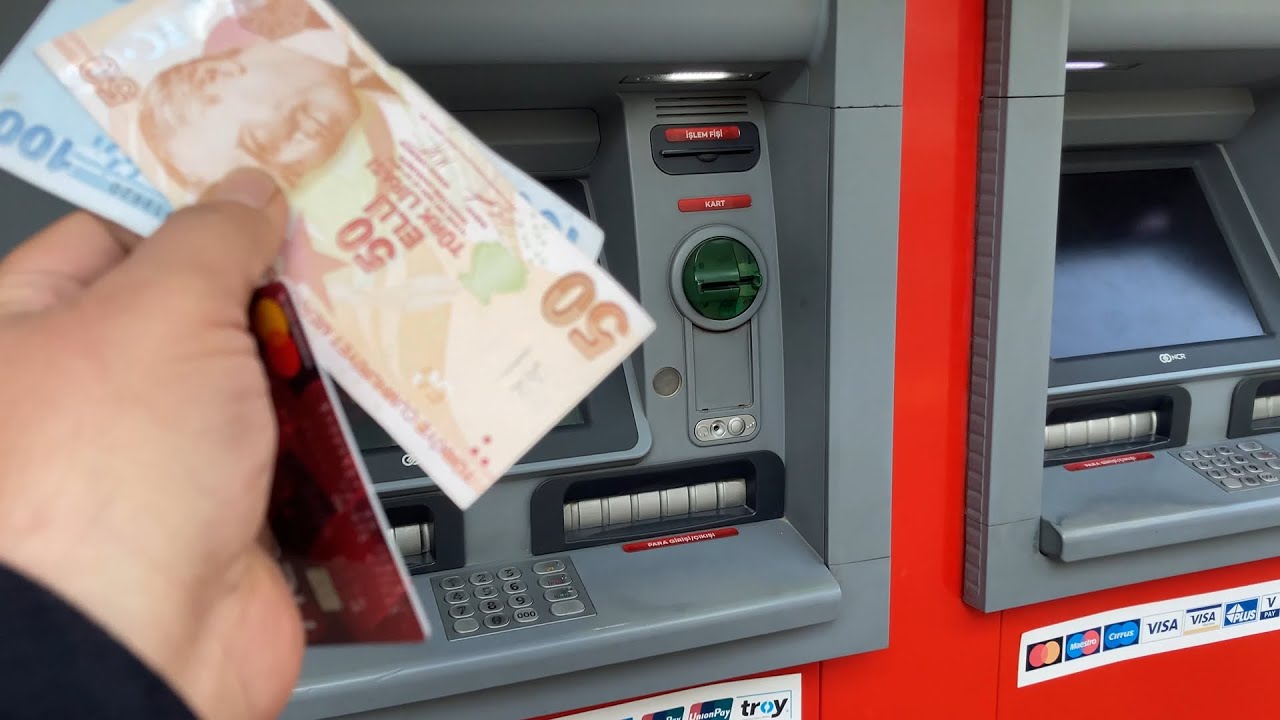 ATM'ye para yatıran bir kişi