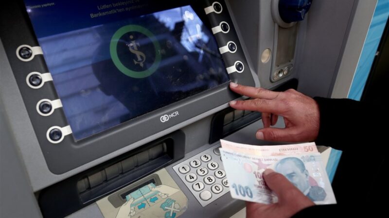 ATM'den para çeken bir kişi