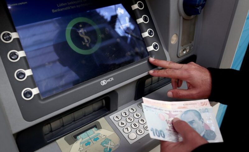 ATM'den para çeken bir kişi