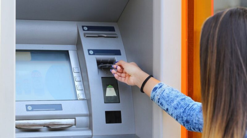 ATM'den para çeken bir kişi