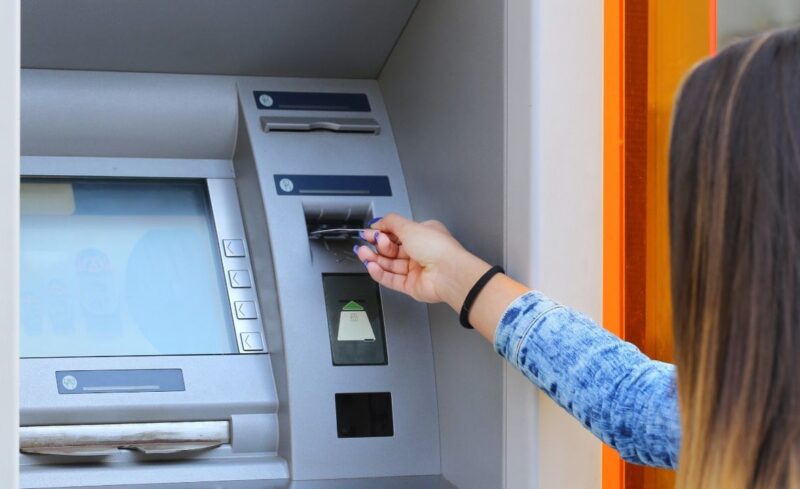 ATM'den para çeken bir kişi