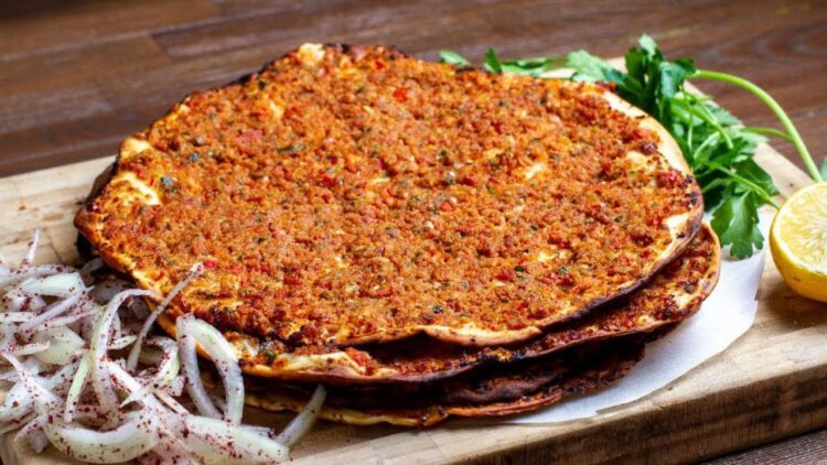 Taklit ve tağşiş listesinde en çok hile yapılan ürünlerden birisi de lahmacun oldu. Peki, lahmacunda dikkat edilmesi gerekenler neler? 60 TL’lik lahmacun yiyenler dikkat.