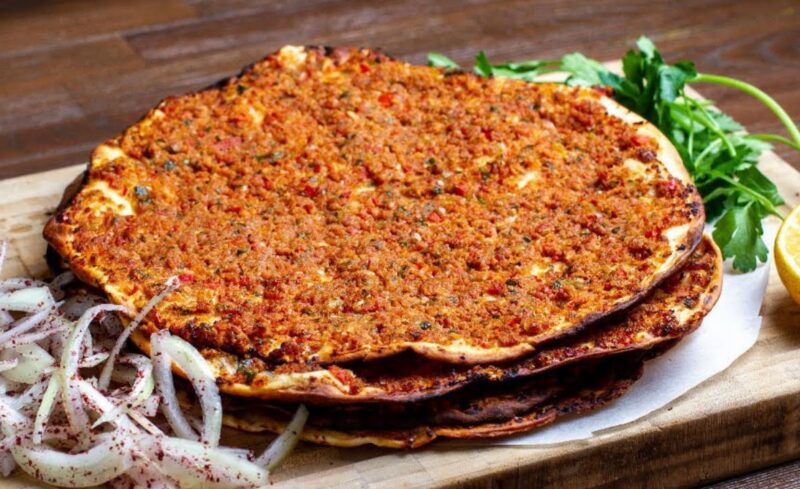 Taklit ve tağşiş listesinde en çok hile yapılan ürünlerden birisi de lahmacun oldu. Peki, lahmacunda dikkat edilmesi gerekenler neler? 60 TL’lik lahmacun yiyenler dikkat.