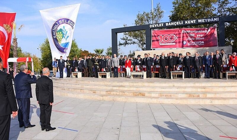 Manisa Büyükşehir Belediye tarafından alınan karar sonrasında MHP’de ortalık karıştı. MHP ve AK Parti grubu meclisi terk etti, sert açıklamalar yapıldı.