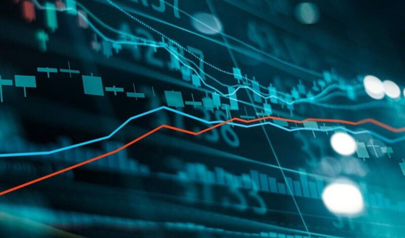 Borsa İstanbul'da BIST 100 endeksi, 0,32 puan artarak 9.640,08 puandan kapandı. BIST 100 endeksi, güne 0,8 puan ve yüzde 0,01 artışla 9.640,57 puandan başladı. Gün içinde en düşük 9.586,90 puanı, en yüksek 9.672,36 puanı gören BIST 100 endeksi, günü önceki kapanışa göre 0,32 puan artışla 9.640,08 puandan tamamladı. Önceki kapanışa göre mali endeks yüzde 0,30, teknoloji endeksi yüzde 1,69 değer kazanırken, sanayi endeksi yüzde 0,11 ve hizmetler endeksi yüzde 0,63 değer kaybetti. BIST 30 endeksi, önceki kapanışa göre 16,16 puan ve yüzde 0,15 kazançla 10.641,26 puandan kapandı. BIST 100 endeksine dahil hisselerin 46'sı prim yaptı, 51'i geriledi. Türk Hava Yolları, Yapı ve Kredi Bankası, Türkiye İş Bankası (C), Akbank ile Ereğli Demir Çelik en çok işlem gören hisse senetleri oldu. - Altının ons fiyatı 2 bin 639 dolar Altının onsu, uluslararası piyasalarda saat 18.30 itibarıyla 2 bin 639 dolardan işlem görüyor. Borsa İstanbul Altın Piyasası'nda standart altının kilogram fiyatı, önceki kapanışa göre yüzde 0,7 azalarak 3 milyon 44 bin 500 lira oldu. Borsa İstanbul Tahvil ve Bono Piyasası Kesin Alım Satım Pazarı'nda işlem gören 12 Ağustos 2026 vadeli tahvilin bugün valörlü işlemlerinin basit getirisi yüzde 37,37, bileşik getirisi de yüzde 40,86 seviyesinde gerçekleşti. Türkiye Cumhuriyet Merkez Bankası (TCMB), doların bugünkü efektif kurunu alışta 34,5455 lira, satışta 34,6840 lira olarak açıkladı. TCMB, önceki efektif kurunu alışta 34,5486 lira, satışta 34,6870 lira olarak belirlemişti. Uluslararası piyasalarda saat 18.30 itibarıyla avro/dolar paritesi 1,0560, sterlin/dolar paritesi 1,2680 ve dolar/yen paritesi 151,40 düzeyinde seyrediyor. Londra Brent tipi ham petrolün varili, yüzde 0,3 artışla 72,5 dolardan işlem görüyor.